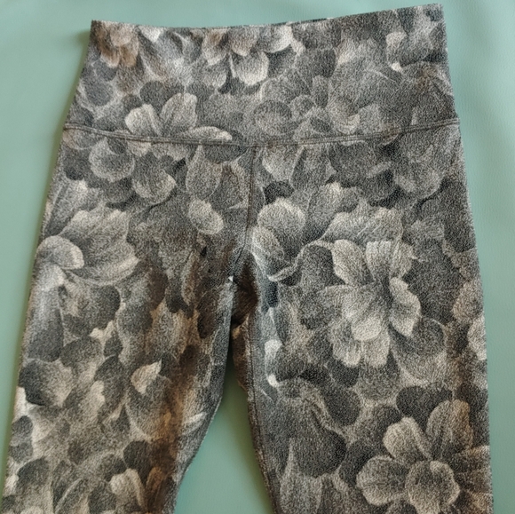 ATHLETA Elation Textured Tight Chakra Floral Black Sea salt - Picture 6 of 8